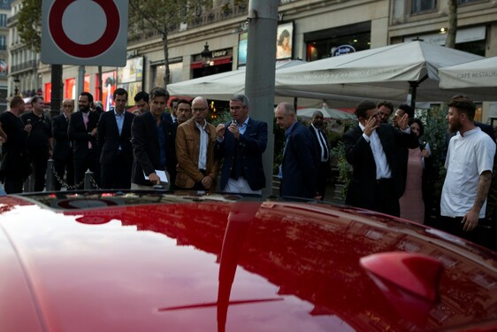 LEXUS VYSTAVIL NOVÉ KUPÉ RC NA PARÍŽSKOM CHAMPS-ÉLYSÉES