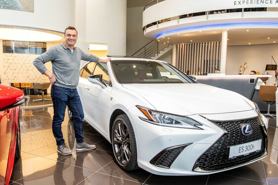 Marcel Forgáč si doma ako prvý zaparkoval nový Lexus ES 