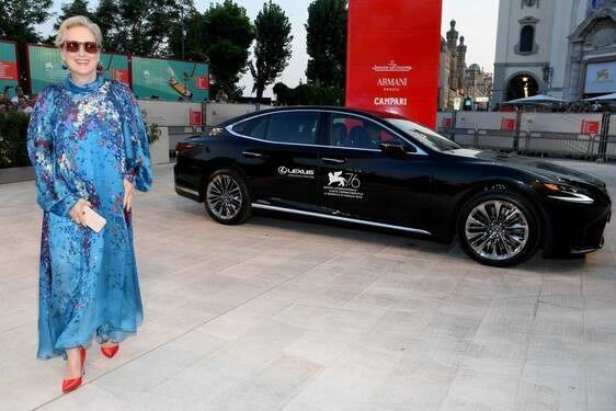 LEXUS UX NA Č ERVENOM KOBERCI NA FILMOVOM FESTIVALE V BENÁTKACH 