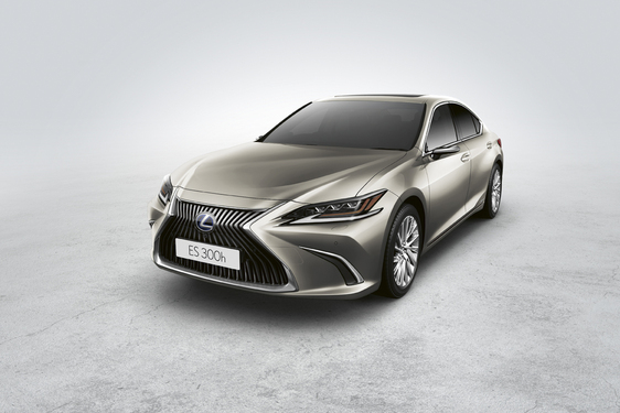 Digital Side-View Monitor on Lexus ES 300h luxury hybrid sedan
