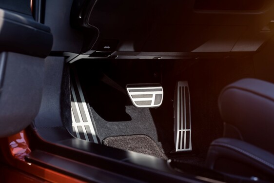 V kupé Lexus LC 2021 má premiéru nová farba – žiarivá oranžová