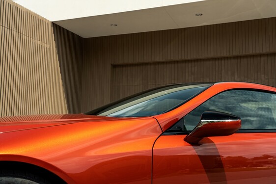 V kupé Lexus LC 2021 má premiéru nová farba – žiarivá oranžová