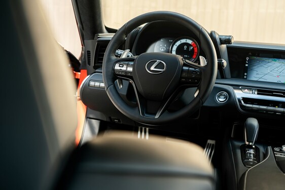 V kupé Lexus LC 2021 má premiéru nová farba – žiarivá oranžová