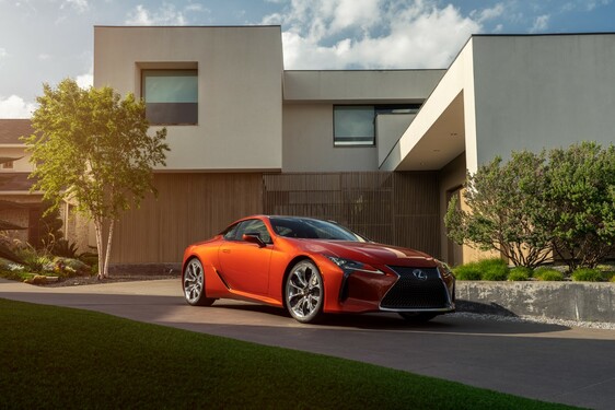 V kupé Lexus LC 2021 má premiéru nová farba – žiarivá oranžová
