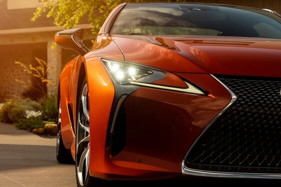 V kupé Lexus LC 2021 má premiéru nová farba – žiarivá oranžová