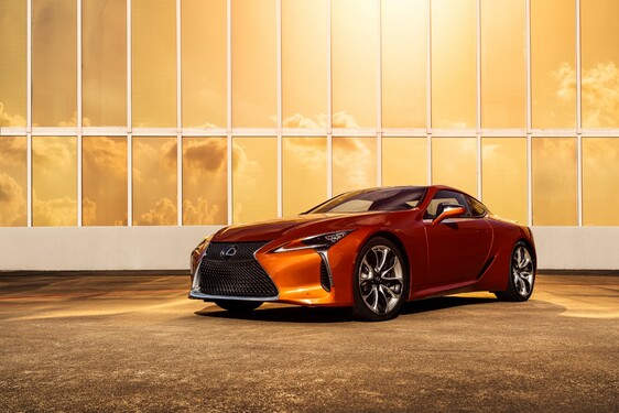 V kupé Lexus LC 2021 má premiéru nová farba – žiarivá oranžová