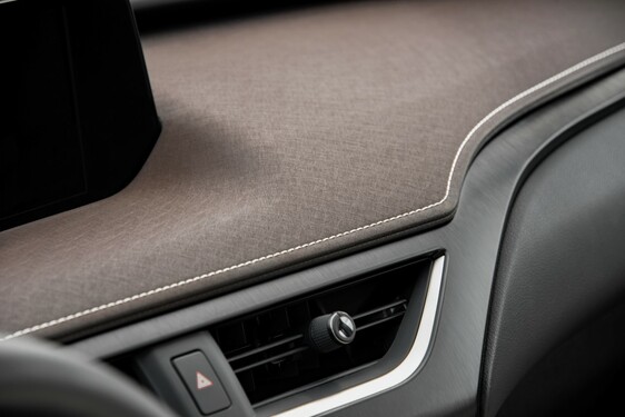 PLNOELEKTRICKÝ LEXUS UX 300E SO ZRETEĽNE JAPONSKOU DUŠOU VYRÁŽA NA EURÓPSKE CESTY