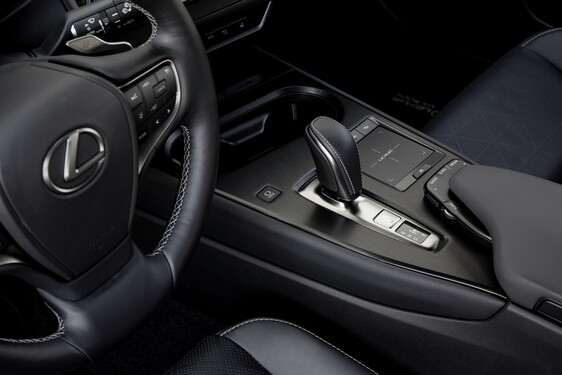 PLNOELEKTRICKÝ LEXUS UX 300E SO ZRETEĽNE JAPONSKOU DUŠOU VYRÁŽA NA EURÓPSKE CESTY