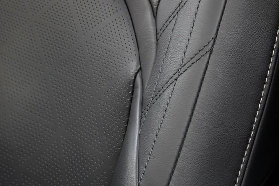 PLNOELEKTRICKÝ LEXUS UX 300E SO ZRETEĽNE JAPONSKOU DUŠOU VYRÁŽA NA EURÓPSKE CESTY