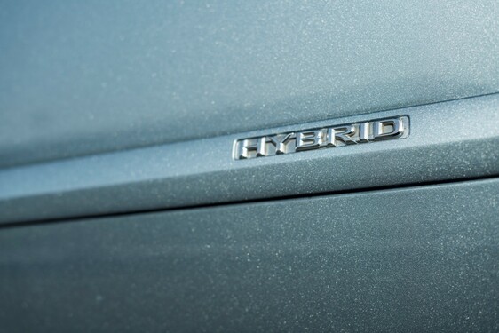 Hybridný crossover Lexus UX 250h „zoči-voči“ priekopníckemu hybridnému SUV RX400h