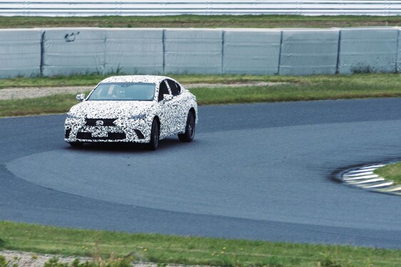  LEXUS PREDSTAVUJE NOVÚ GENERÁCIU TECHNOLÓGIE RIADENIA ELEKTRICKÉHO POHONU DIRECT4