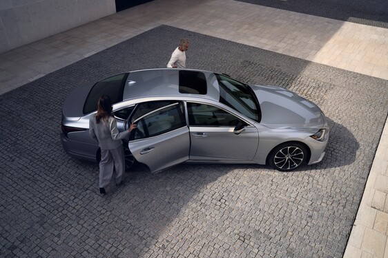 Nový vlajkový sedan Lexus LS prináša nevídaný komfort jazdy vďaka zmyslu značky Lexus pre detail