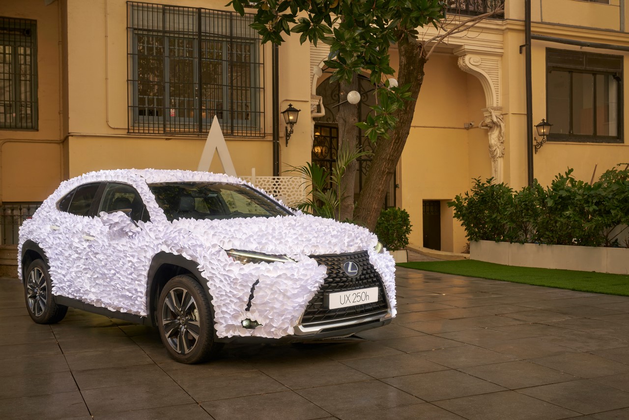 UMELCI PREMENILI LEXUS UX NA KVETINOVÚ ZÁHRADU