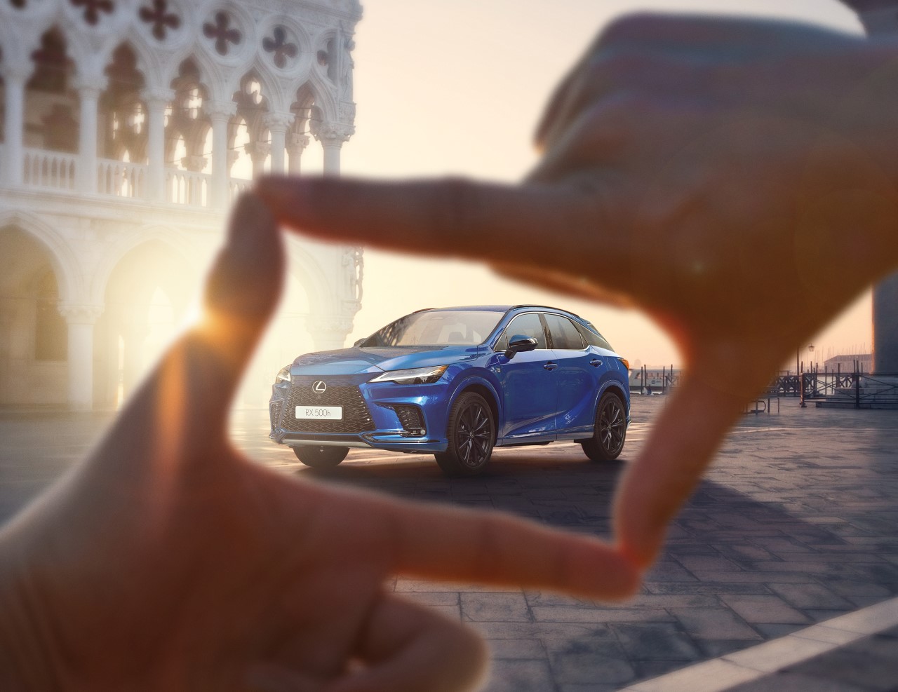  NOVÝ LEXUS RX BUDE HVIEZDOU FILMOVÉHO FESTIVALU V BENÁTKÁCH
