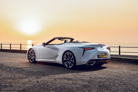 NAJLEPŠÍM AUTOM SO SKLÁPACOU STRECHOU JE PRE BRITOV LEXUS LC 500 CONVERTIBLE 