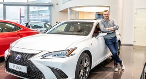 Marcel Forgáč si doma ako prvý zaparkoval nový Lexus ES 