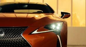 V kupé Lexus LC 2021 má premiéru nová farba – žiarivá oranžová