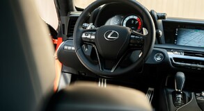 V kupé Lexus LC 2021 má premiéru nová farba – žiarivá oranžová