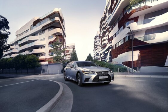 Lexus LS 500h prináša v modelovom ročníku 2023 inteligentnejší luxus spolu s lepším pripojením