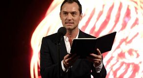 HEREC JUDE LAW ZAŽIARIL V IMPROVIZOVANOM PREDSTAVENÍ „ON THE ROAD“